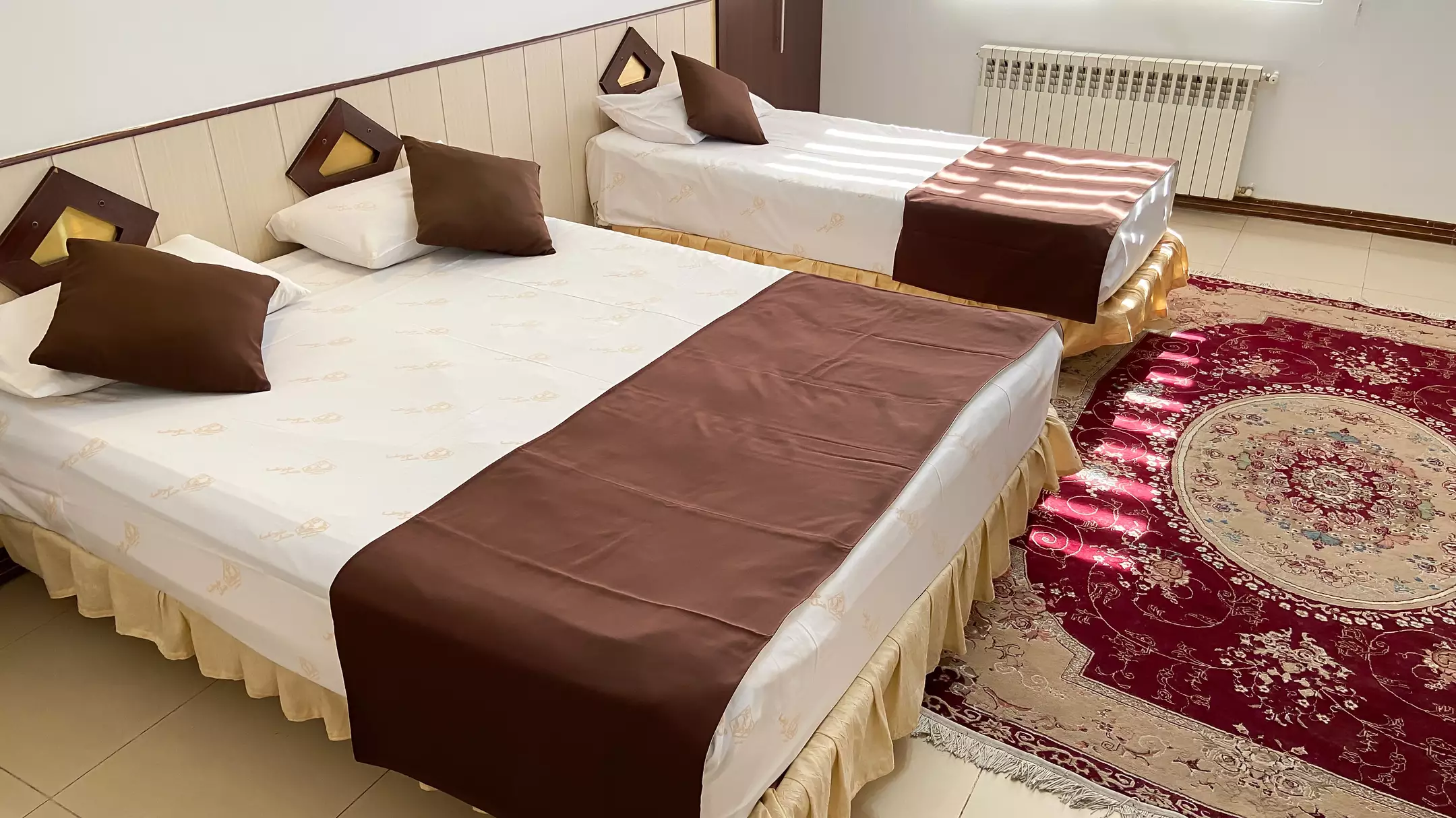 Alibaba https://cdn.alibaba.ir/ostorage/hotel-accommodation-images/6704d954b347cc1bd8f4bbfc_33bbe89a-7bd1-4c8d-bdd7-5f06af95bf87_چهارتخته (1).webp